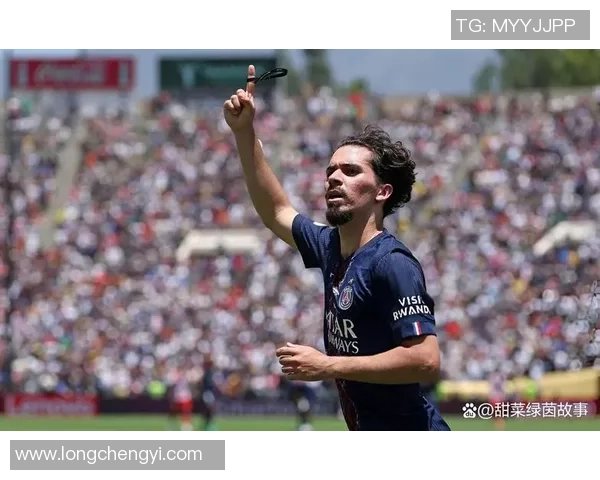 西甲激战:里昂大胜巴黎圣日耳曼红牌事件引发全场热议与十大精彩进球回顾