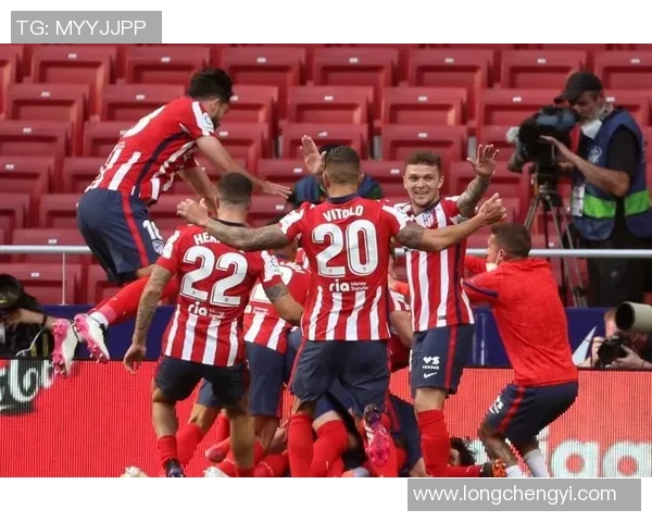 西甲大战：巴黎圣日耳曼大胜拜仁乌龙球引发全场狂欢与转会热议